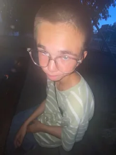 Стикер ШАНЕЛЬ🤭🤫 @TgEmodziBot - 0