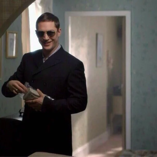 Человек одежда стена