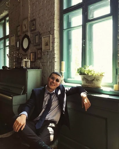 Человек одежда окно