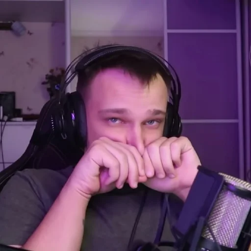 Человек наушники комнатный