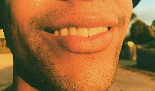 Человек улыбаться челюсть