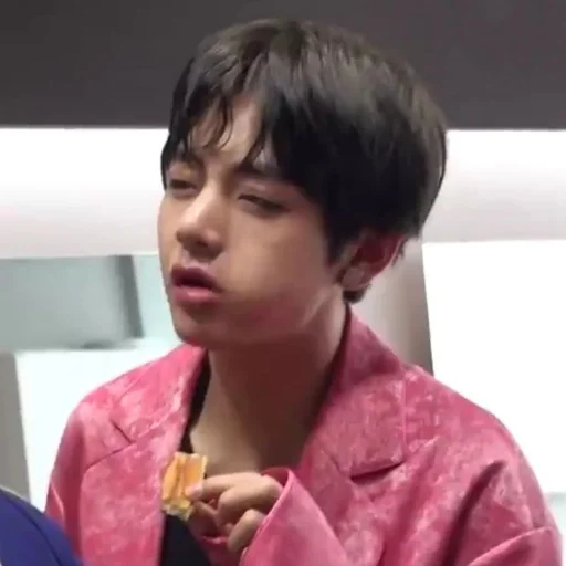 𝑩𝑻𝑺 ⇝| @PieceOfSpace | - person