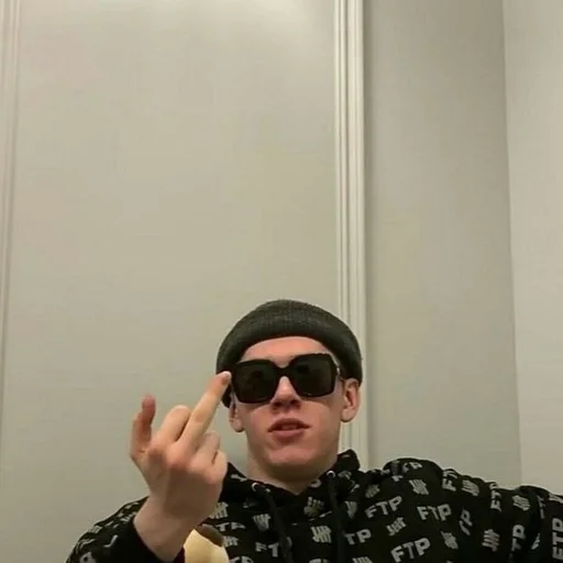 Человек стена человеческое лицо