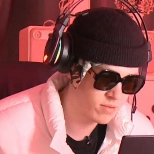 Человек наушники модный аксессуар