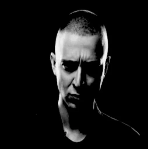 человеческое лицо чёрный портрет