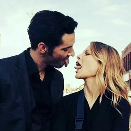 Человек целовать небо