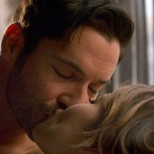 Человек человеческое лицо целовать