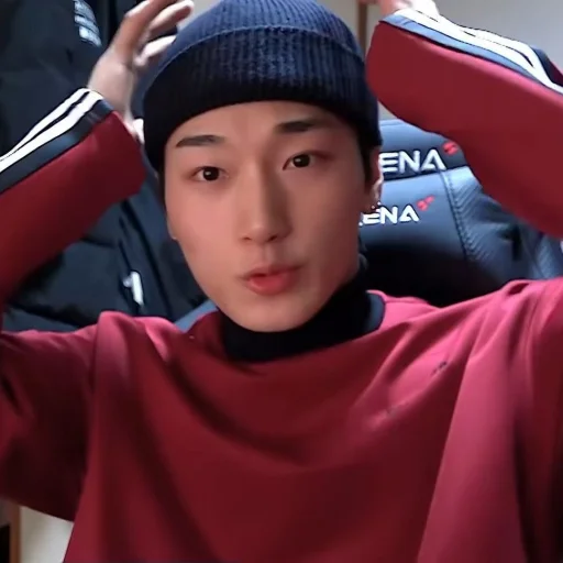 ⩩𝐒𝖺𝗇 @stickerateez - person