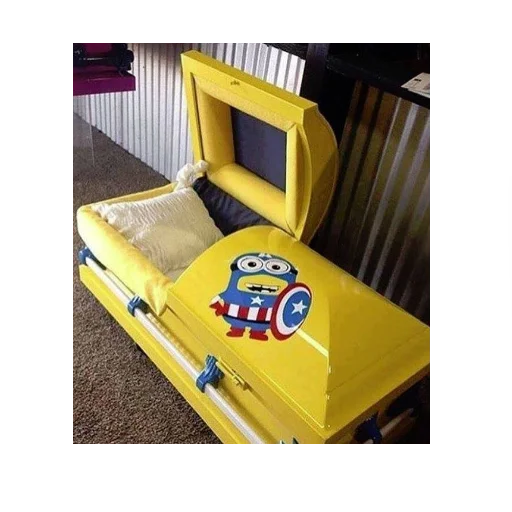 жёлтый автомобиль комнатный