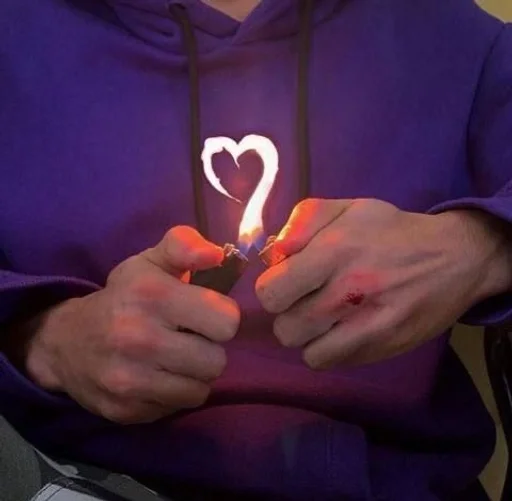 Человек свеча палец