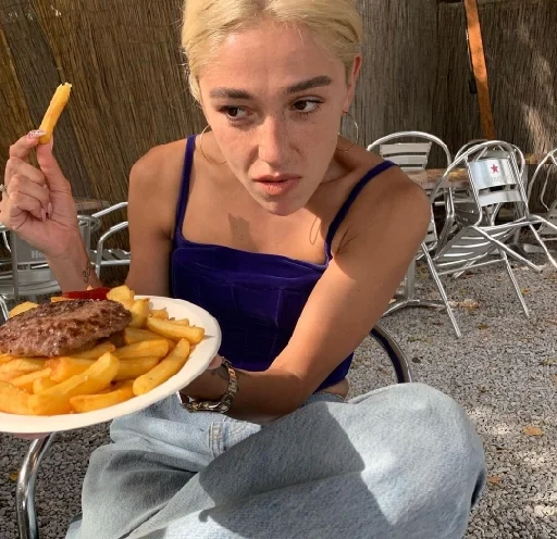 Человек фаст-фуд пища