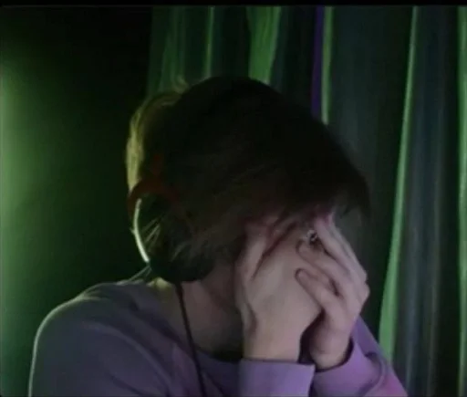 Человек наушники человеческое лицо