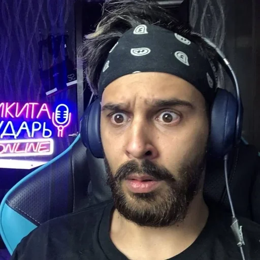 человеческое лицо наушники человеческая борода