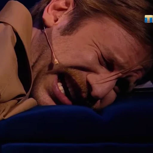 Человек человеческое лицо целовать