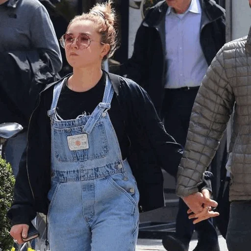 Стикер Florence Pugh¹ • @ArtXFemale - 7