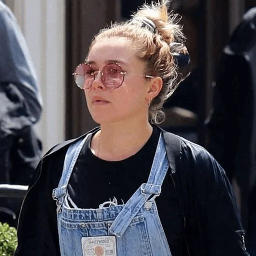 Стикер Florence Pugh¹ • @ArtXFemale - 1