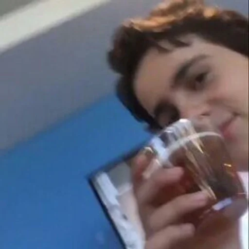 Человек человеческое лицо безалкогольный напиток