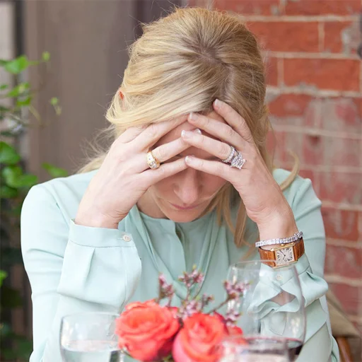 Человек роза модный аксессуар