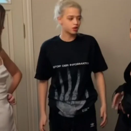 Человек плечо стена