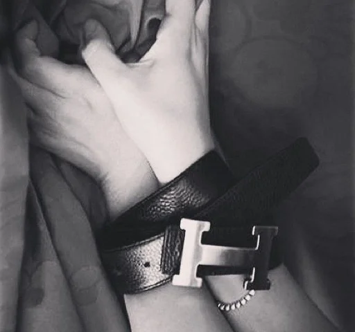 Человек черно-белый запястье