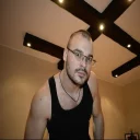 Человек стена человеческое лицо