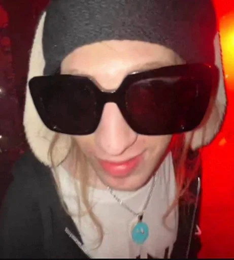 Стикер ХАЗЯЕВА НА ДВИЖЕНИЯХ🩸 :: @fStikBot - 2