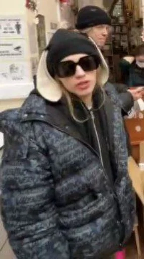 Стикер ХАЗЯЕВА НА ДВИЖЕНИЯХ🩸 :: @fStikBot - 1