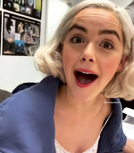 Стикер Do YoU like Kiernan Shipka? - 6