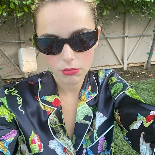 Стикер Do YoU like Kiernan Shipka? - 3