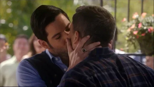 Человек целовать одежда