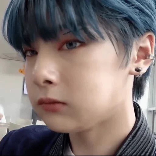 person hairpiece bangs