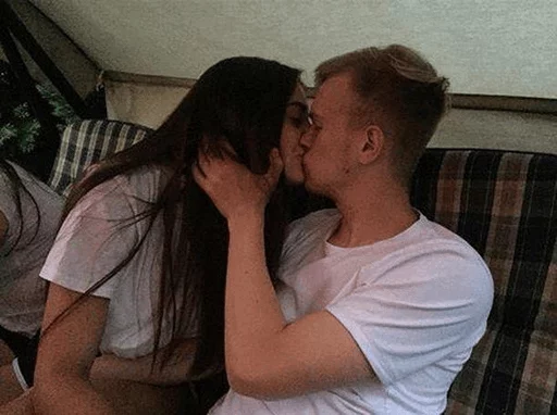 Человек целовать одежда