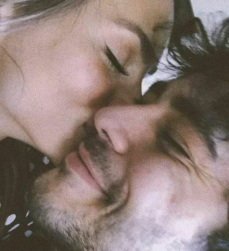 Стикер Kisses_Cuddles_2 - 1