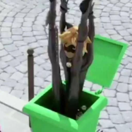 статуя на открытом воздухе контейнер для отходов