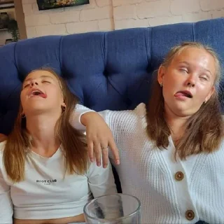 Стикер крутые девчонки😜 - 0