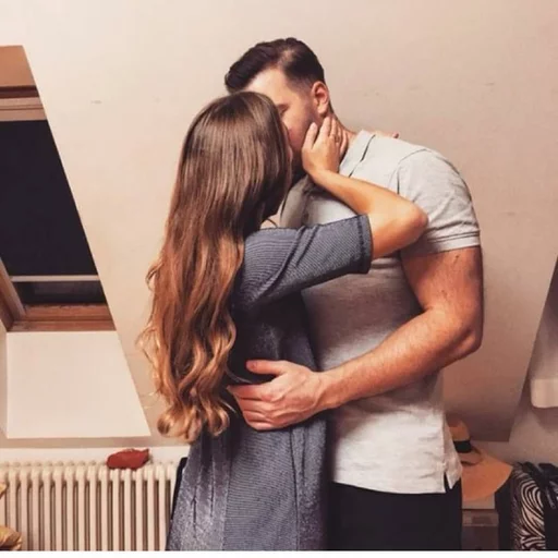 Человек одежда целовать