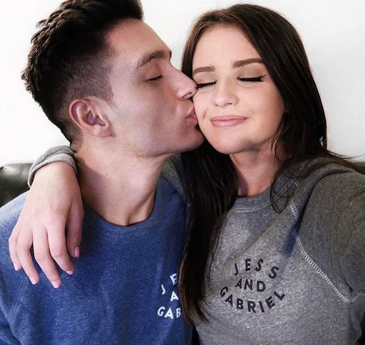 Человек целовать человеческое лицо