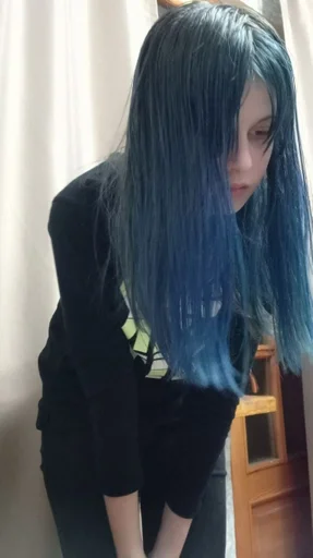 Человек длинные волосы чёлка