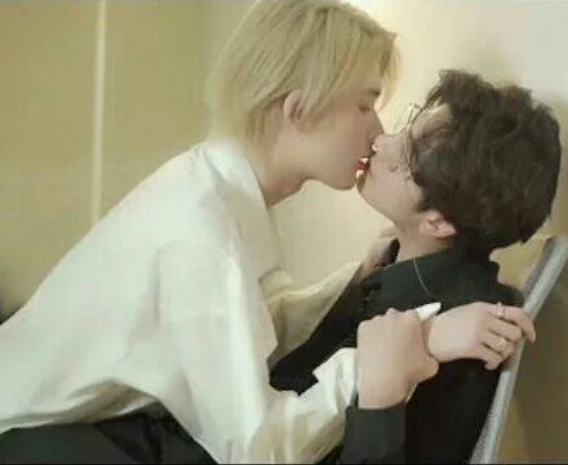 Человек целовать одежда