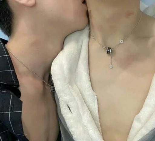 Человек целовать шея