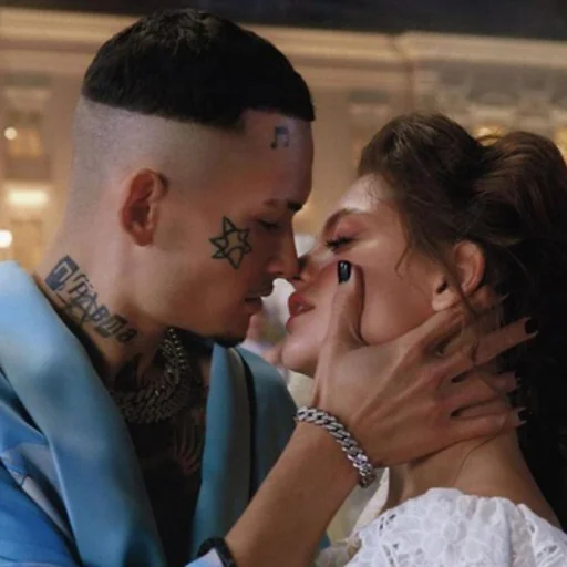 Человек целовать человеческое лицо