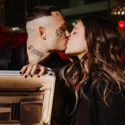 целовать Человек человеческое лицо