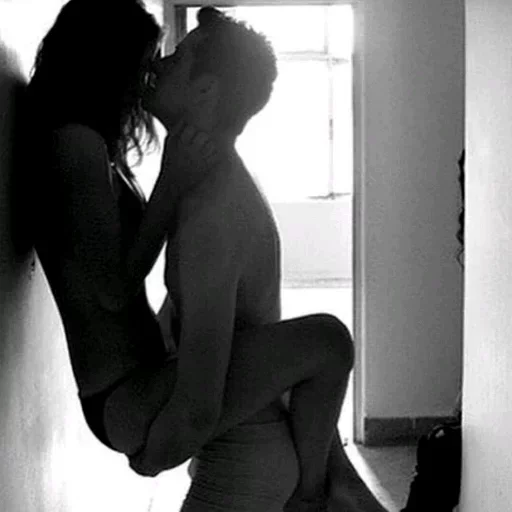 Человек целовать черно-белый