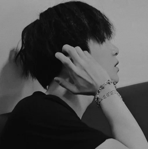 Человек черно-белый запястье