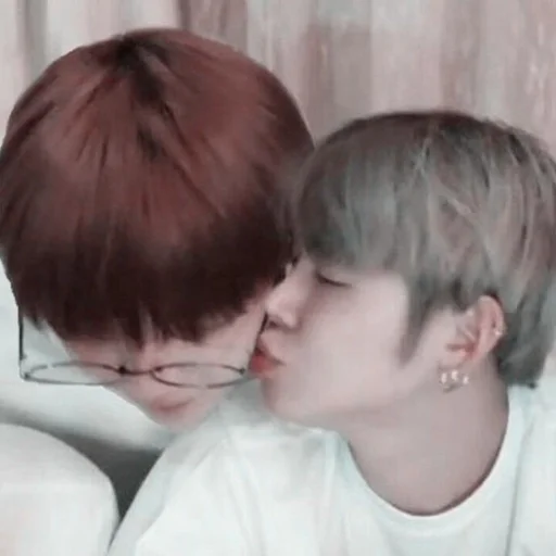 Человек целовать любовь