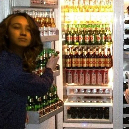 Человек безалкогольный напиток бутылка