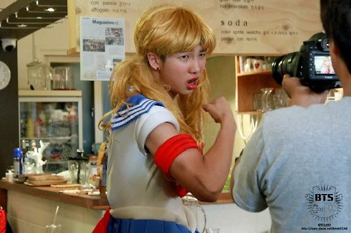 У Намджуна смешные трусы - 