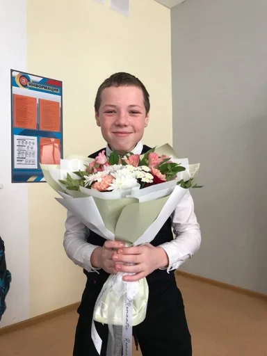 Человек стена цветок