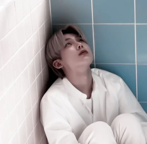 Человек стена ванная