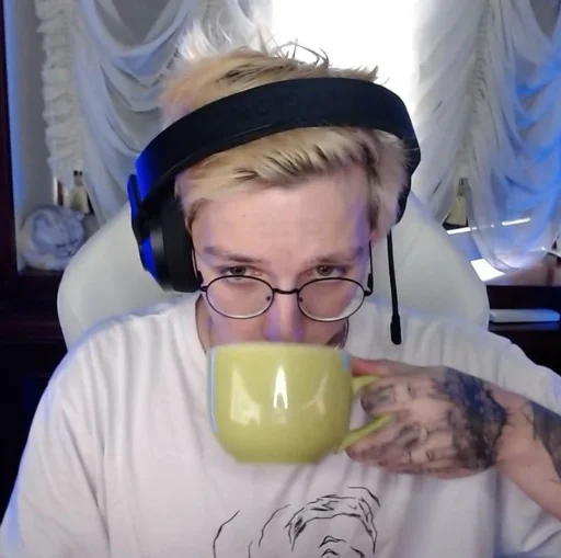 Стикер Q7p1P9_by_EmojiRuBot - 1